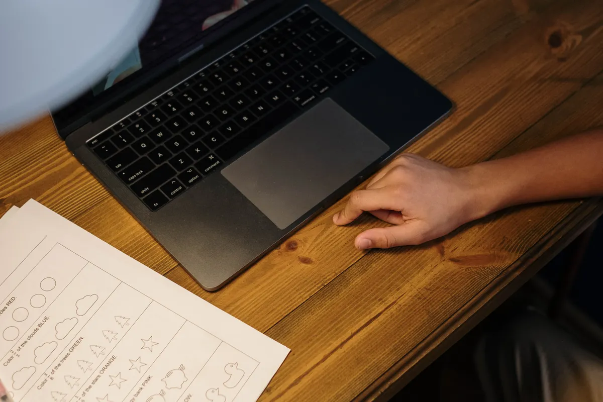 Online elméleti felkészülés, e-learning – Modern Mobil Group